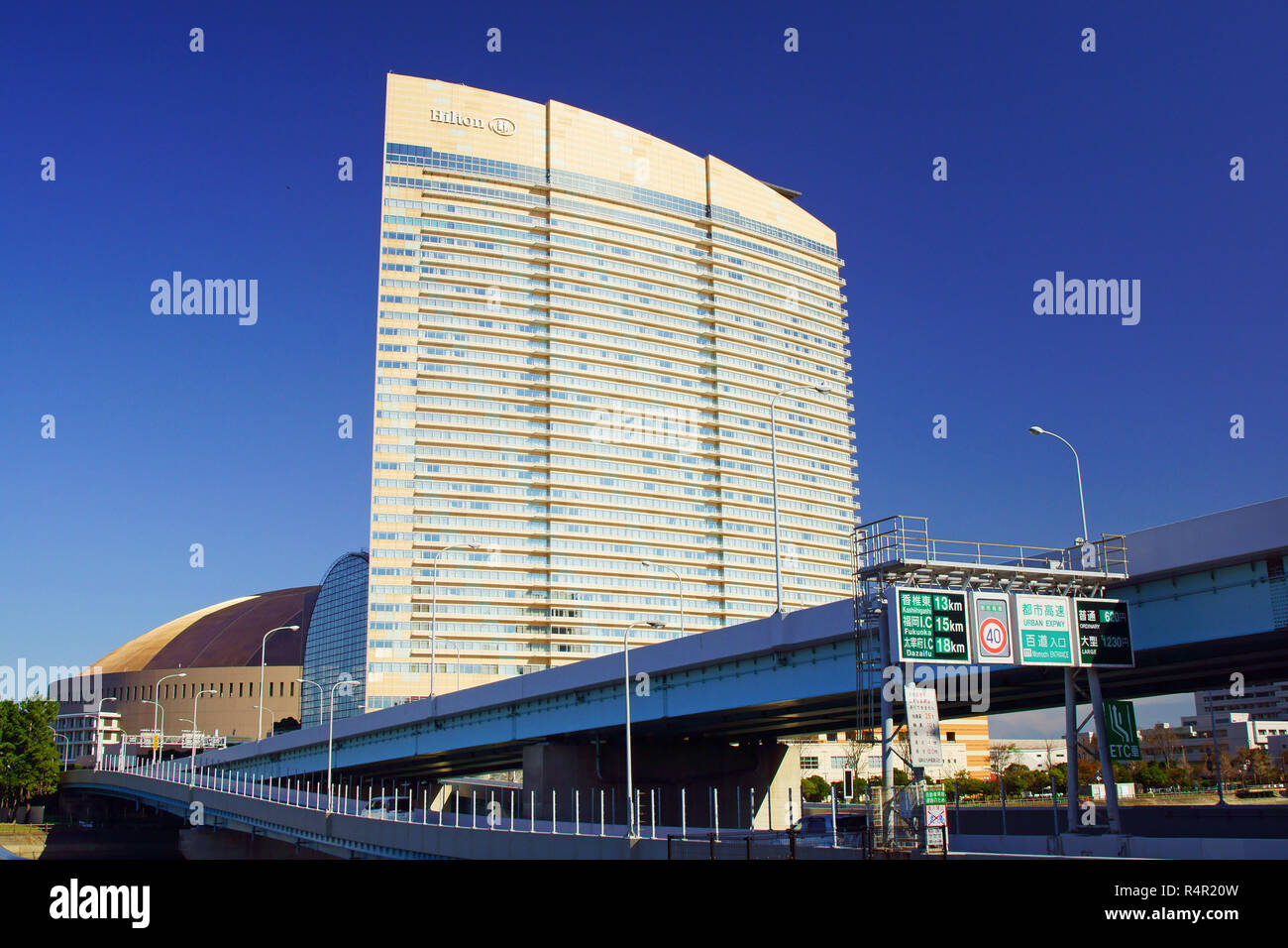 Hilton Fukuoka Sea Hawk und Fukuoka städtischen Schnellstraße, Präfektur Fukuoka, Japan Stockfoto