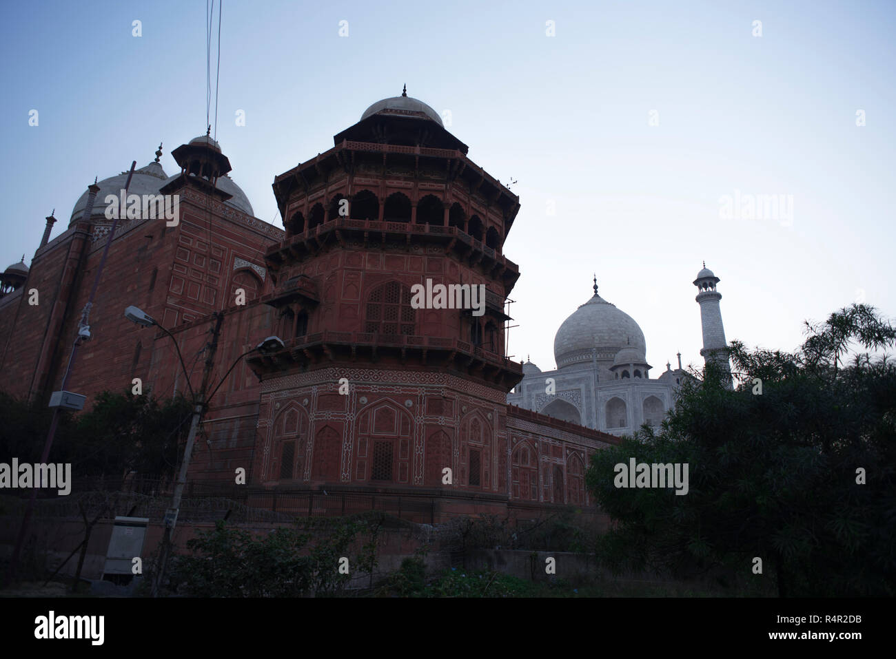 Taj Mahal die Wunder der Welt und der Stolz von Indien mit seinen wichtigsten Grab und einer kleinen Kuppel mit einem Minarett befestigte mit einem hohen roten Wänden mit Kreisbögen Stockfoto