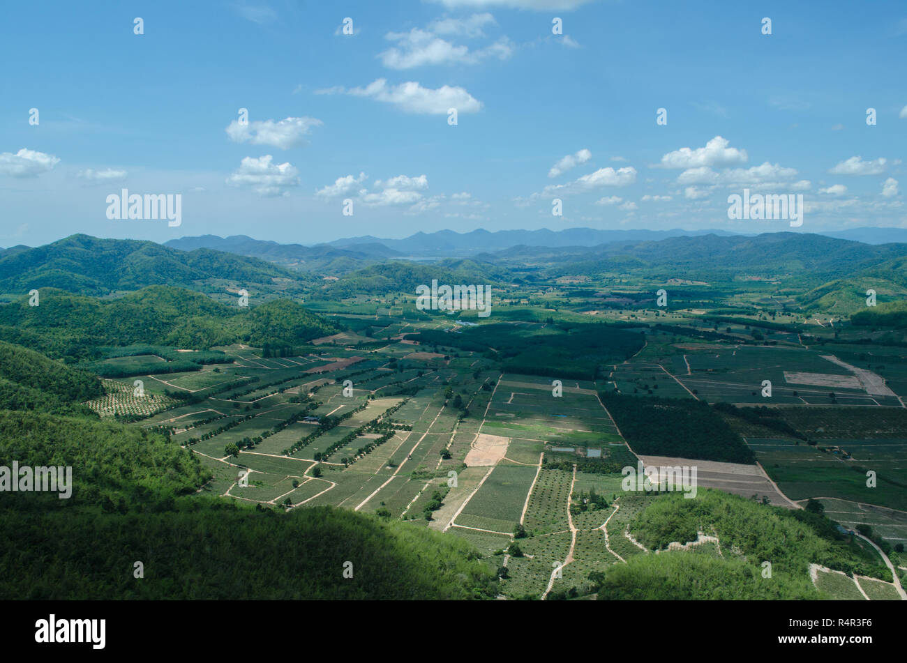 Ansicht von oben in Wald in Thailand und blauer Himmel. In einigen Bereichen ist die Masse für die Landwirtschaft ändern Stockfoto