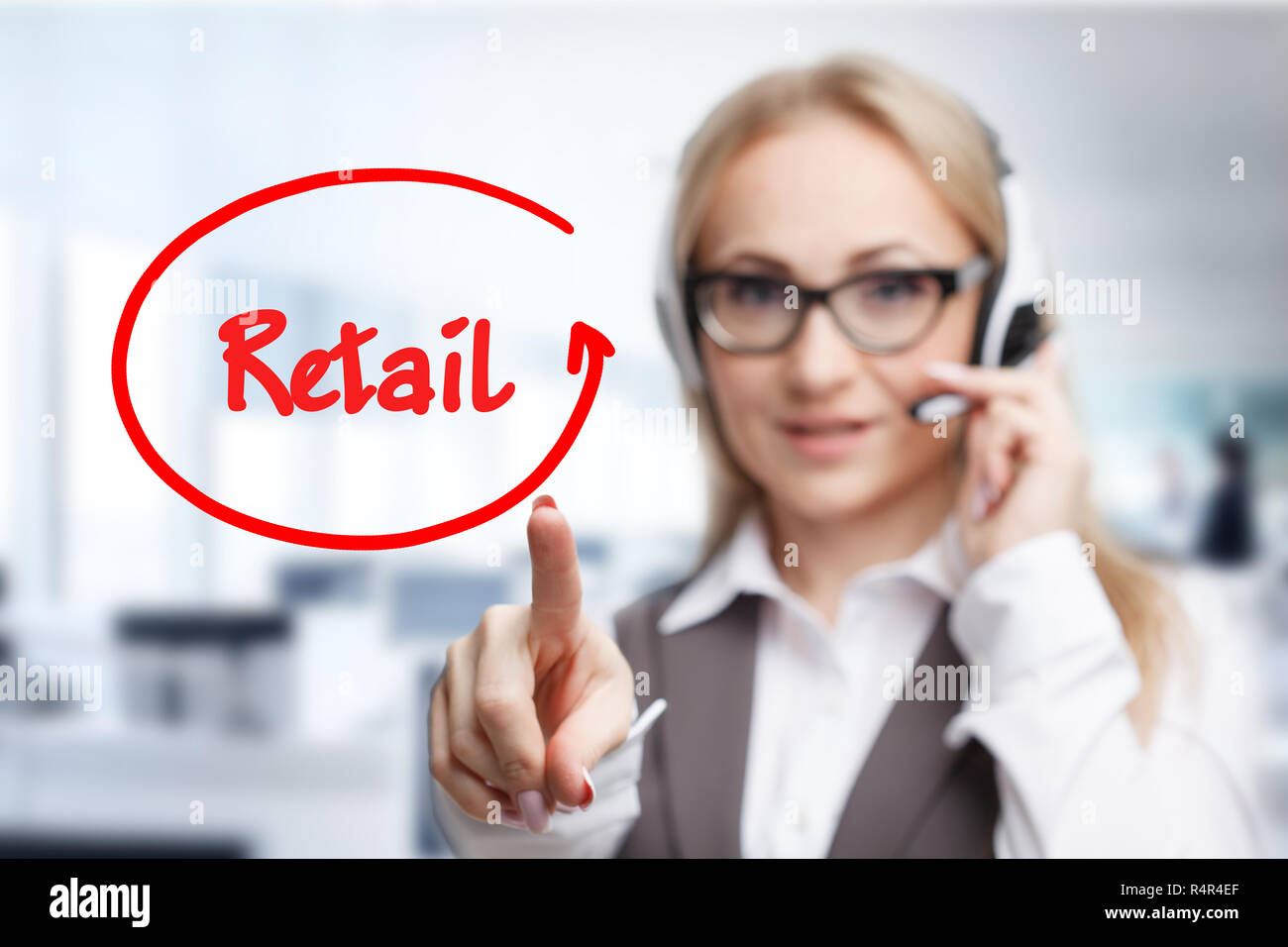 Technologie, Internet, Business und Marketing. Junge Geschäftsfrau schreiben Wort: Einzelhandel Stockfoto