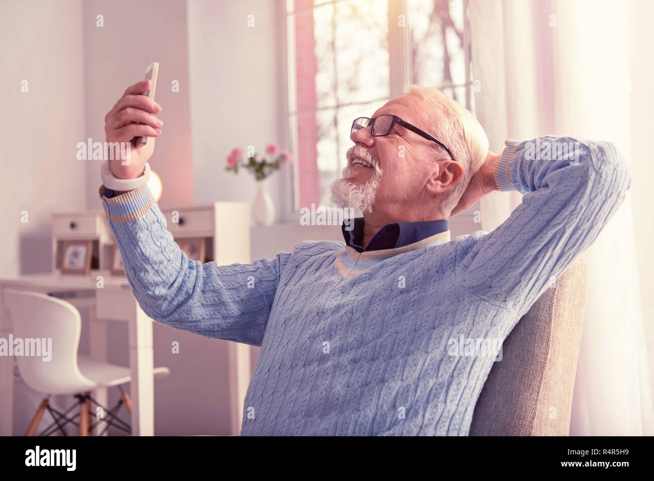 Freudige moderne ältere Mann schnellen selfie Stockfoto