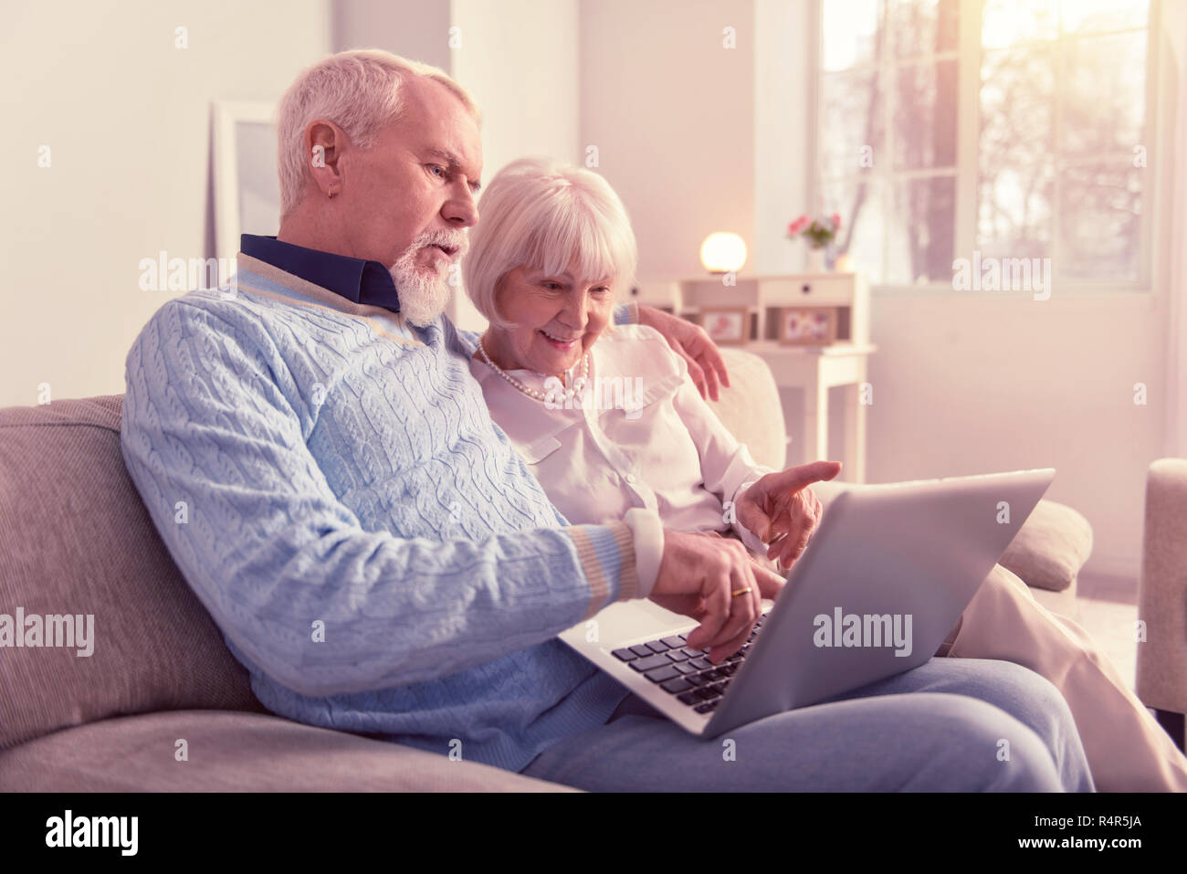 Neugierige paar Rentner arbeiten mit Laptop Stockfoto