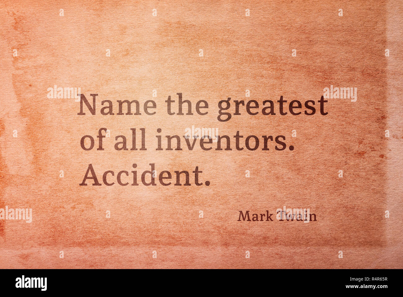 Name der größte aller Erfinder. Unfall - der amerikanische Schriftsteller Mark Twain Zitat auf Vintage grunge Papier gedruckt Stockfoto