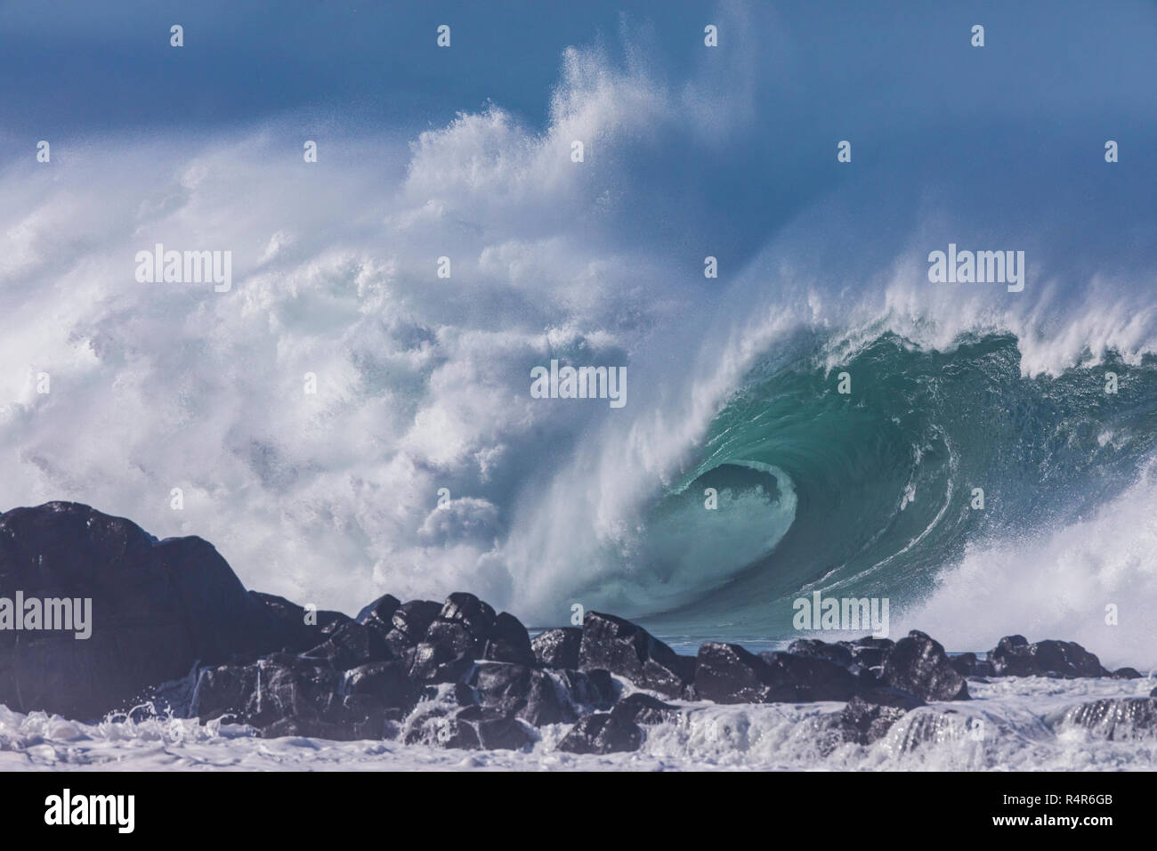 Eine große mächtige Wellen brechen am Waimea Bay, Oahu, Hawaii. Stockfoto