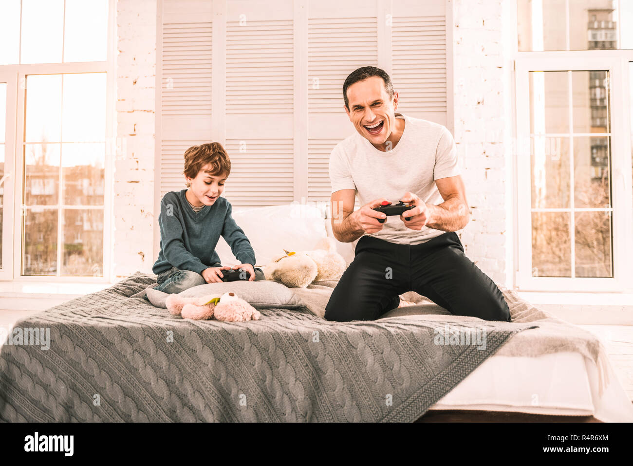 Vater und Sohn in Spielen ein interessantes Spiel eingetaucht. Stockfoto