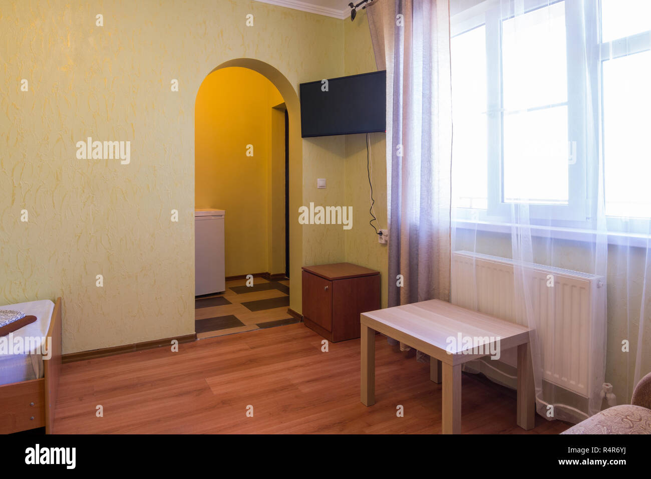 Eingang zum Zimmer und ein Fenster in den Innenräumen des Gästehauses Stockfoto