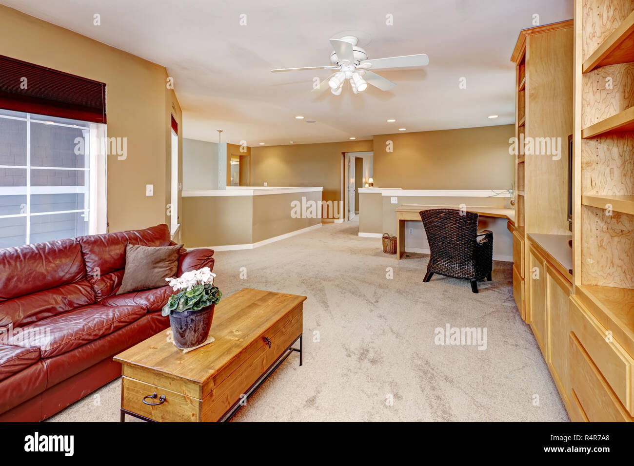 Geräumiges Wohnzimmer mit rotem Leder Sofa Stockfoto