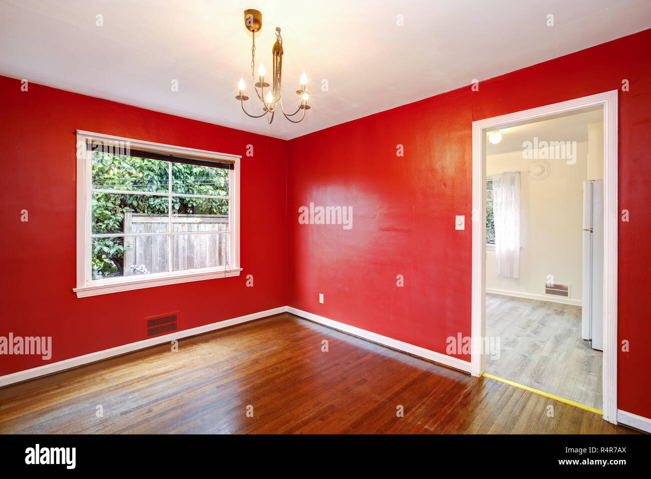 Rote Wände in leeren Craftsman style Home Stockfoto