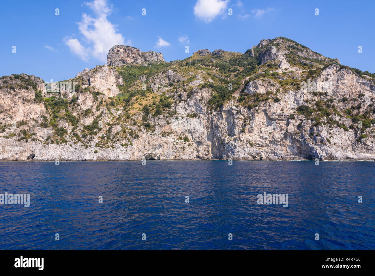 Amalfi Küste vom Meer aus gesehen Stockfoto