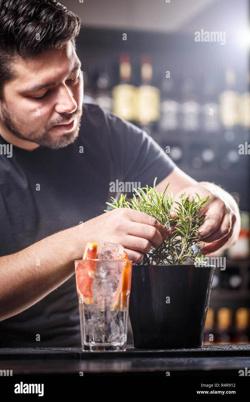 Barkeeper Dekoration cocktail Stockfoto
