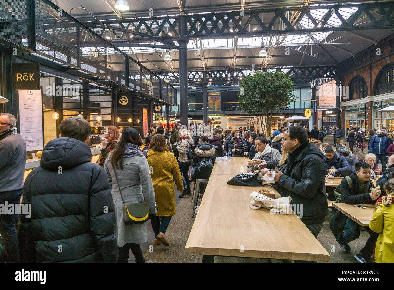 Spitalfields Market in East London an einem Wochenende - allgemeine Ansicht. Stockfoto