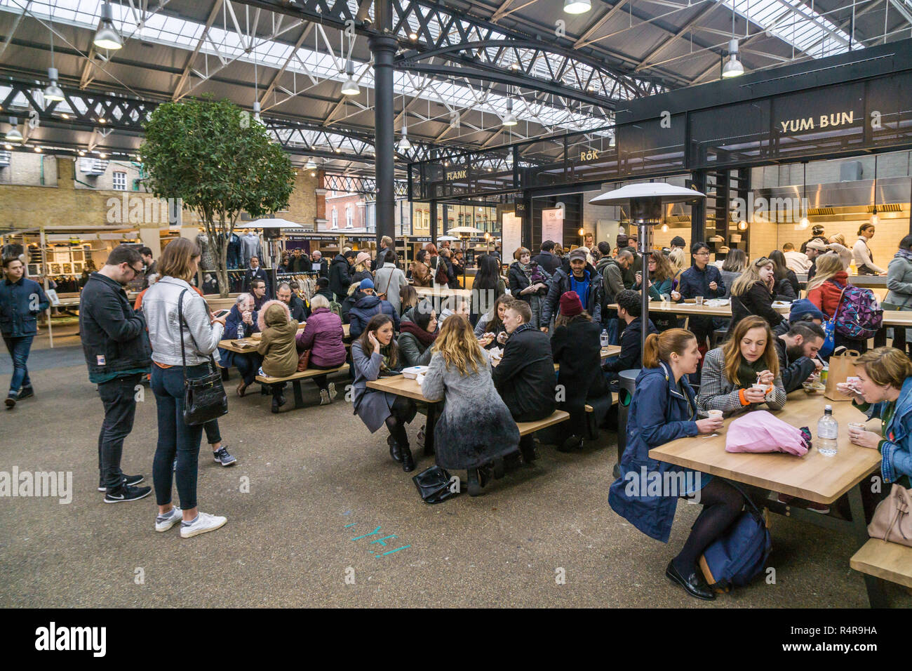 Spitalfields Market in East London an einem Wochenende - allgemeine Ansicht. Stockfoto