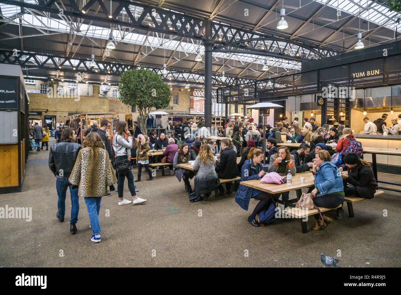 Spitalfields Market in East London an einem Wochenende - allgemeine Ansicht. Stockfoto