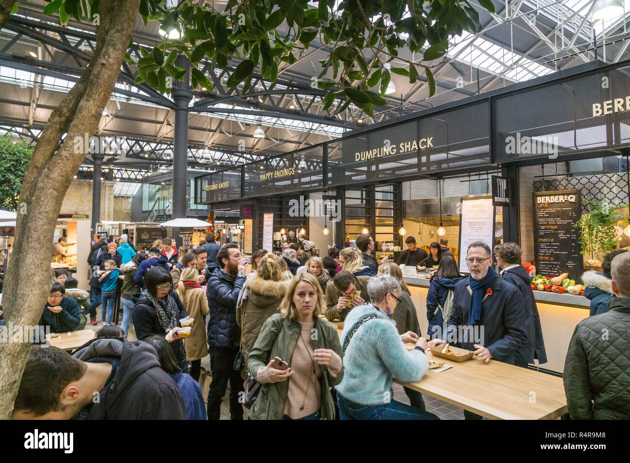 Spitalfields Market in East London an einem Wochenende - allgemeine Ansicht. Stockfoto