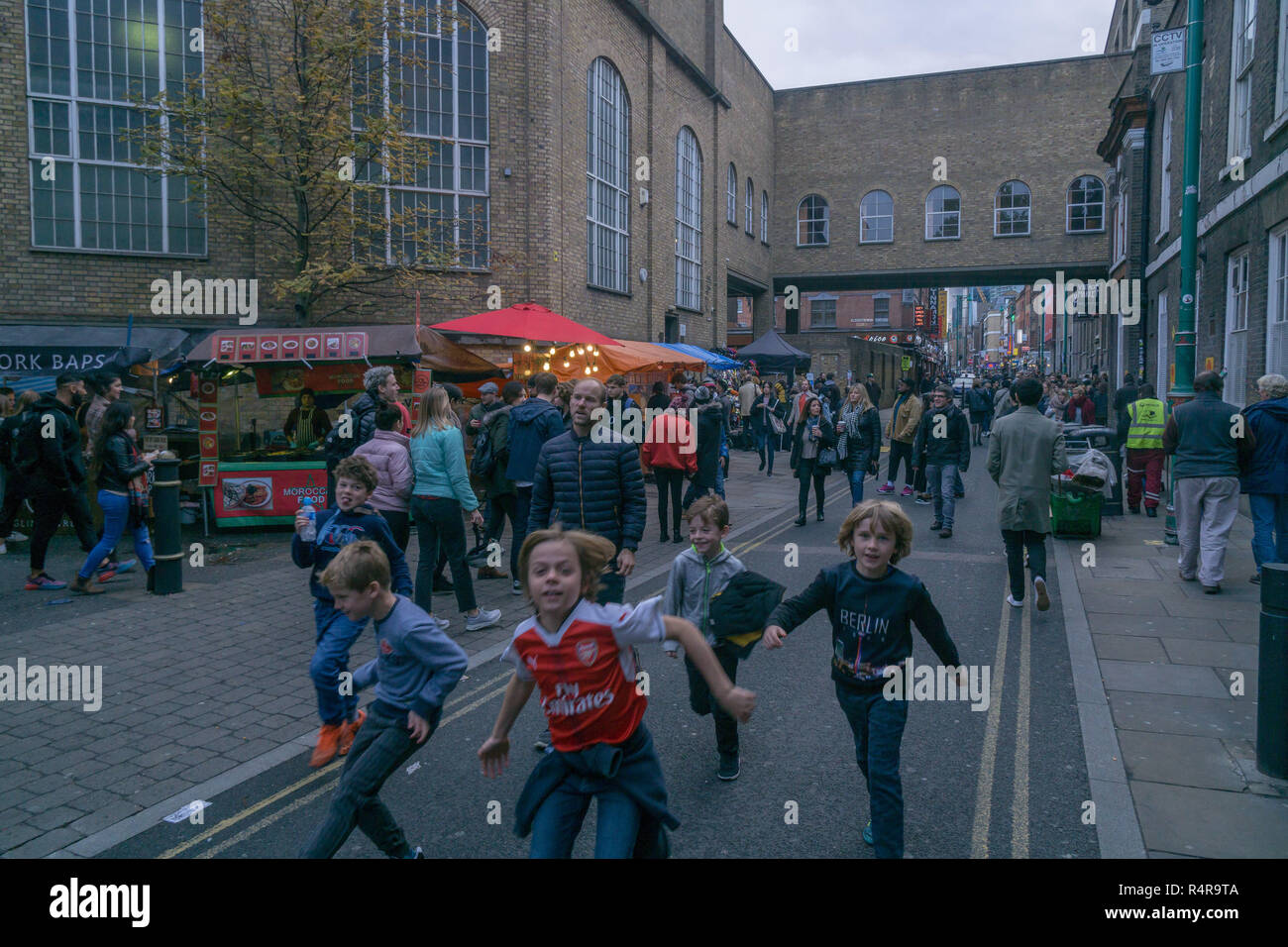 Brick Lane, East London bei Besetzt kalten Wochenende Nachmittag Stockfoto