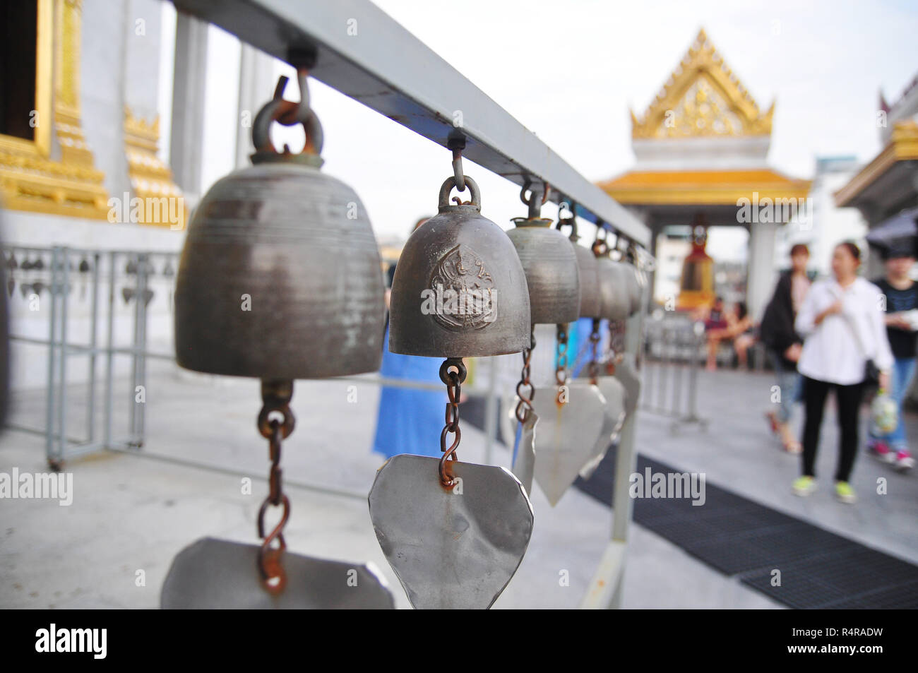 Glocken der Reinkarnation oder Samsara in einer Pagode in Thailand Stockfoto