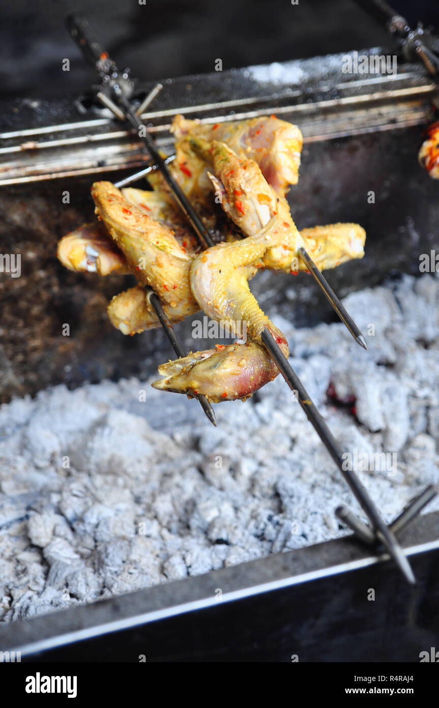 Ganzes Huhn auf heiße Holzkohle in Asien Grillen Stockfoto