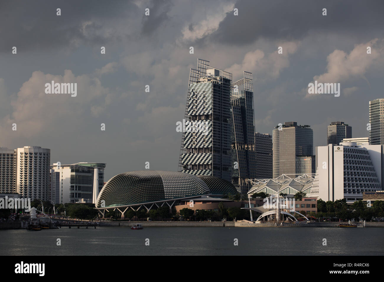 Ein düsteres und trübes Wetter im Stadtbild, das Ausfallzeiten aufgrund der Auswirkungen der Wuhan-Virus-Wirtschaft darstellt, Singapur Stockfoto