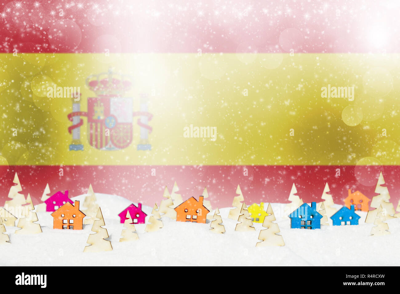 Weihnachten Hintergrund mit spanischer Flagge, kleine Holzhäuser, Weihnachtsbäume und Schnee. Stockfoto