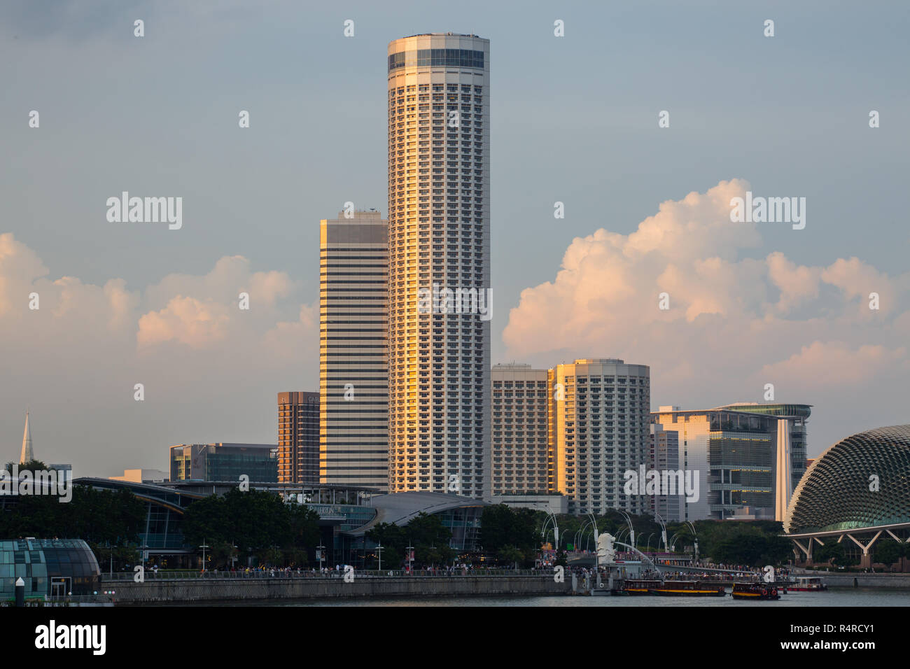 Das Swissôtel The Stamford reflektiert goldenen Licht während des Sonnenuntergangs Timing, Singapur. Stockfoto