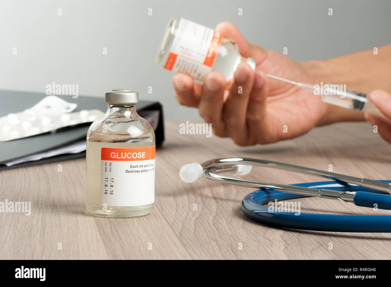 Closeup Durchstechflasche mit Glukose für paranteral Ernährung und für die Hypoglykämie. Stockfoto