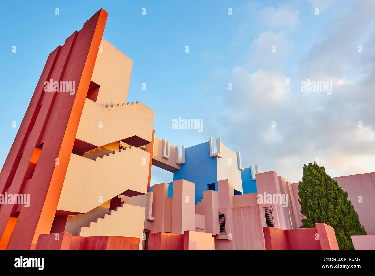 Geometrische Bauweise. Die rote Wand, La Manzanera. Calpe, Spanien Stockfoto