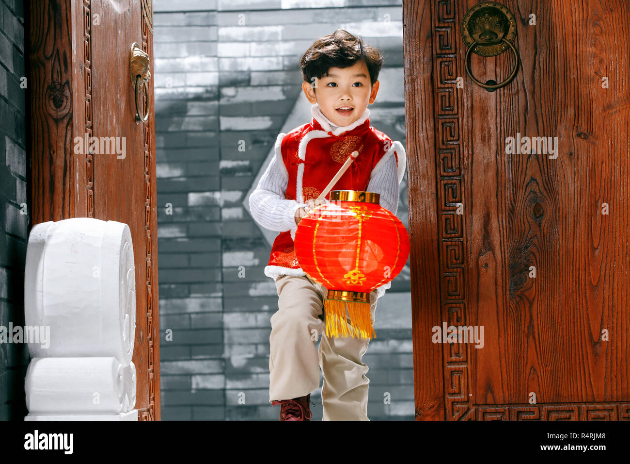 Happy little boy feiern das neue Jahr Stockfoto