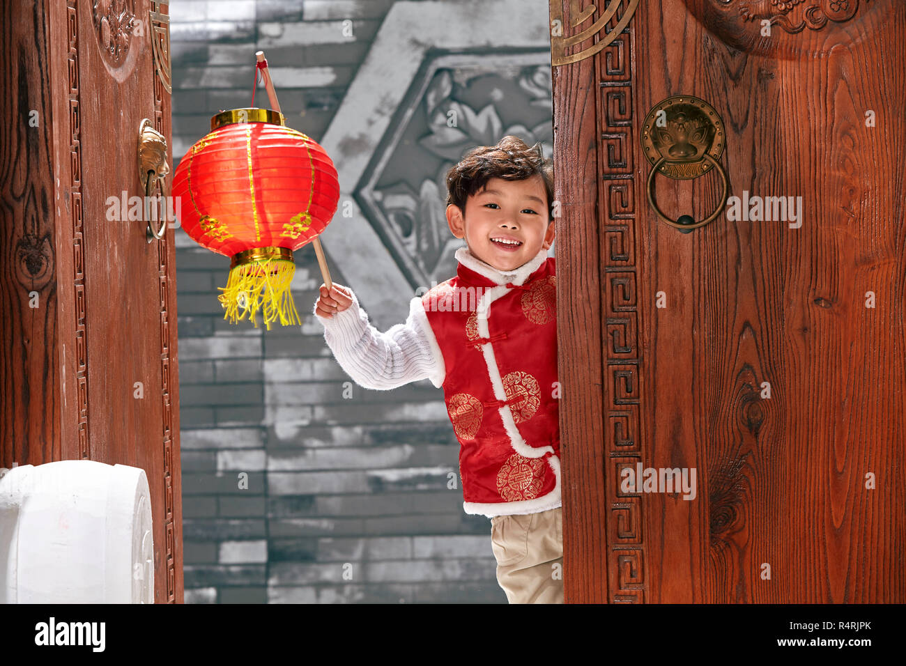 Happy little boy feiern das neue Jahr Stockfoto