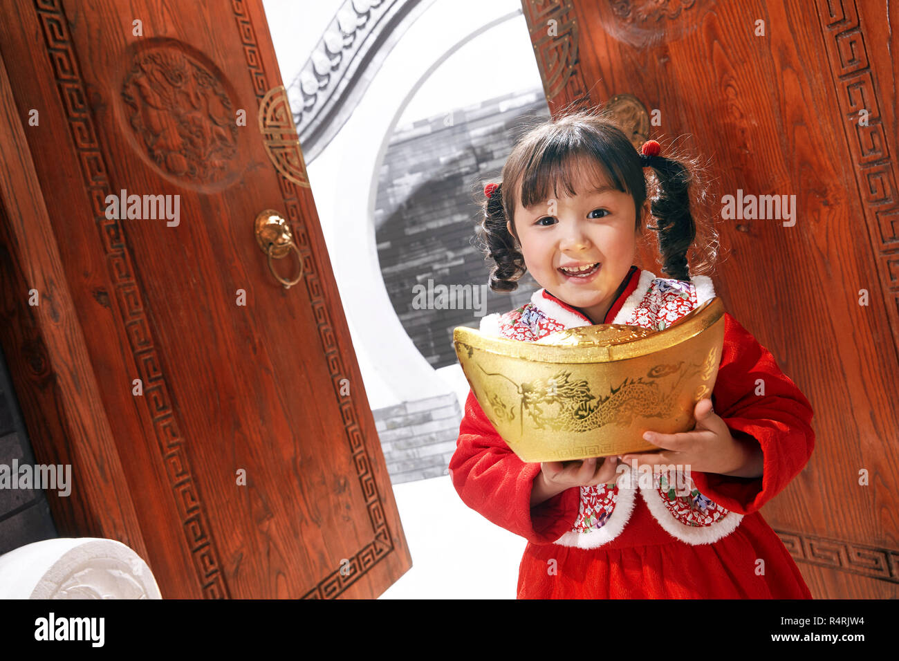 Schönes kleines Mädchen feiern das neue Jahr Stockfoto