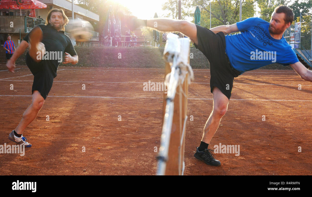 Saazer STADT, TSCHECHISCHE REPUBLIK - 18. SEPTEMBER 2018: Männer spielen Fuß Tennis im Stadion am späten Nachmittag. Stockfoto