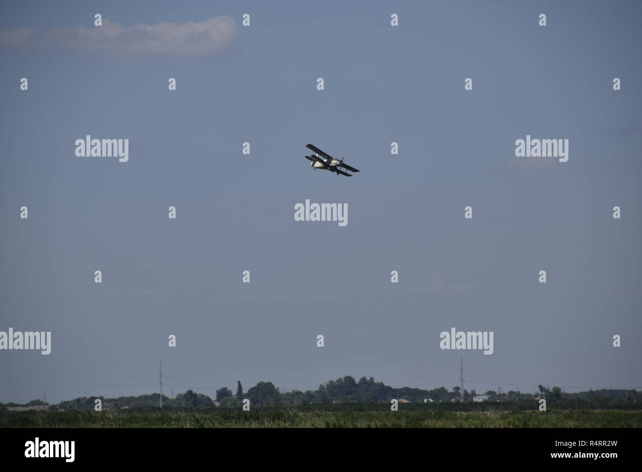 Das Versprühen von Düngemitteln und Pestiziden auf dem Feld mit dem Flugzeug. Stockfoto