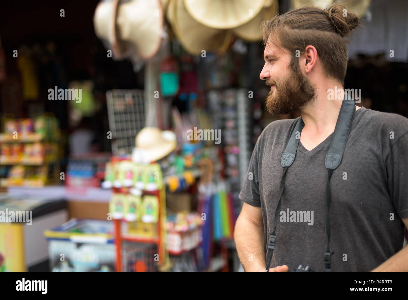 Junge Bartgeier touristische Mann in Urlaub in Ayutthaya, Thailand Stockfoto