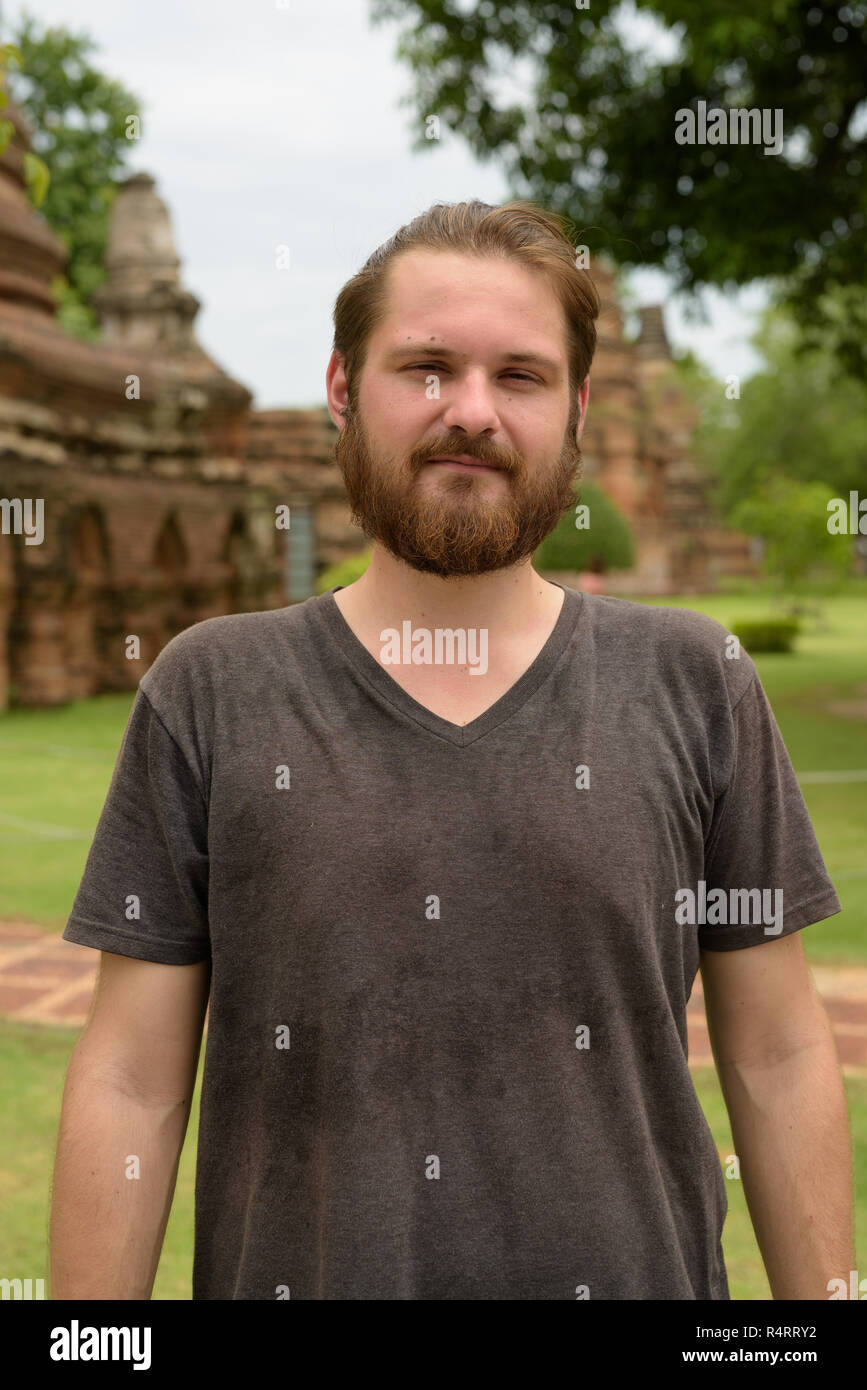Junge Bartgeier touristische Mann in Urlaub in Ayutthaya, Thailand Stockfoto