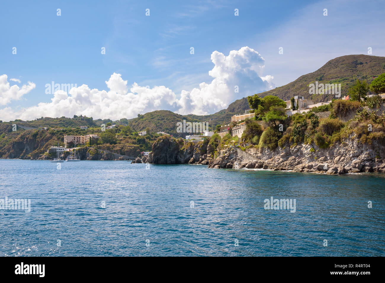 Gebäude der Klippe Küste der Insel Lipari, Äolische Inseln, Italien Stockfoto