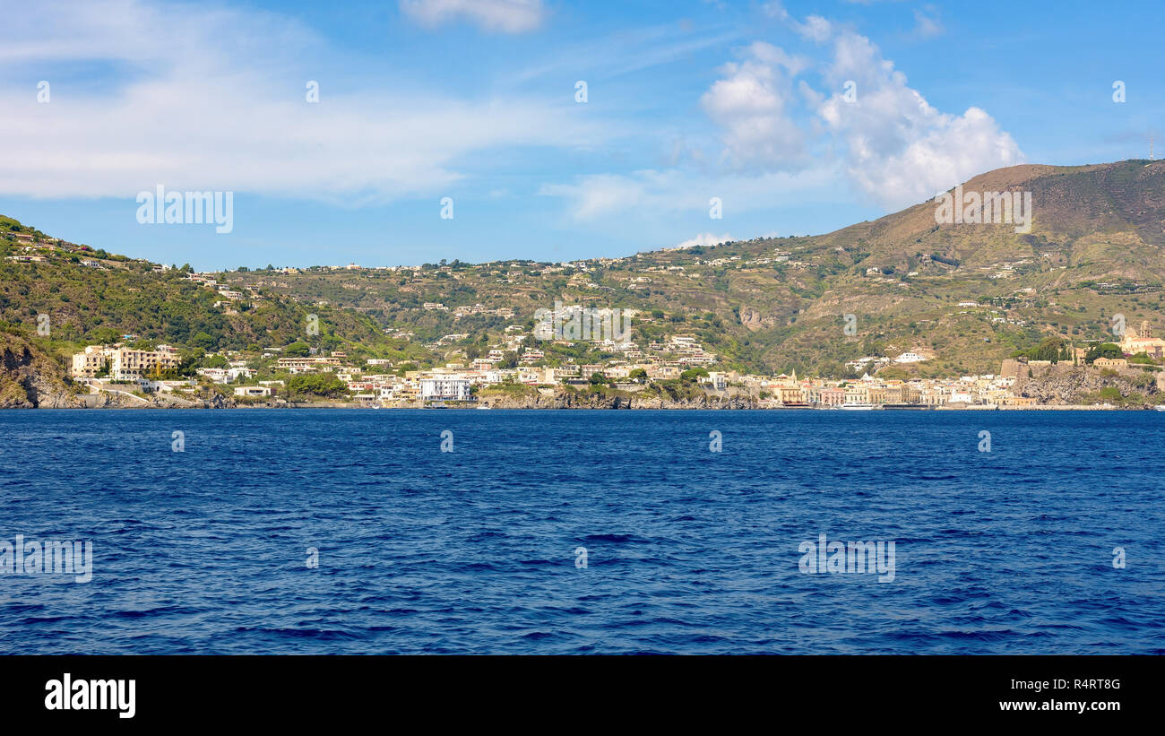 Stadt Lipari vom Meer aus gesehen, Äolische Inseln, Italien Stockfoto