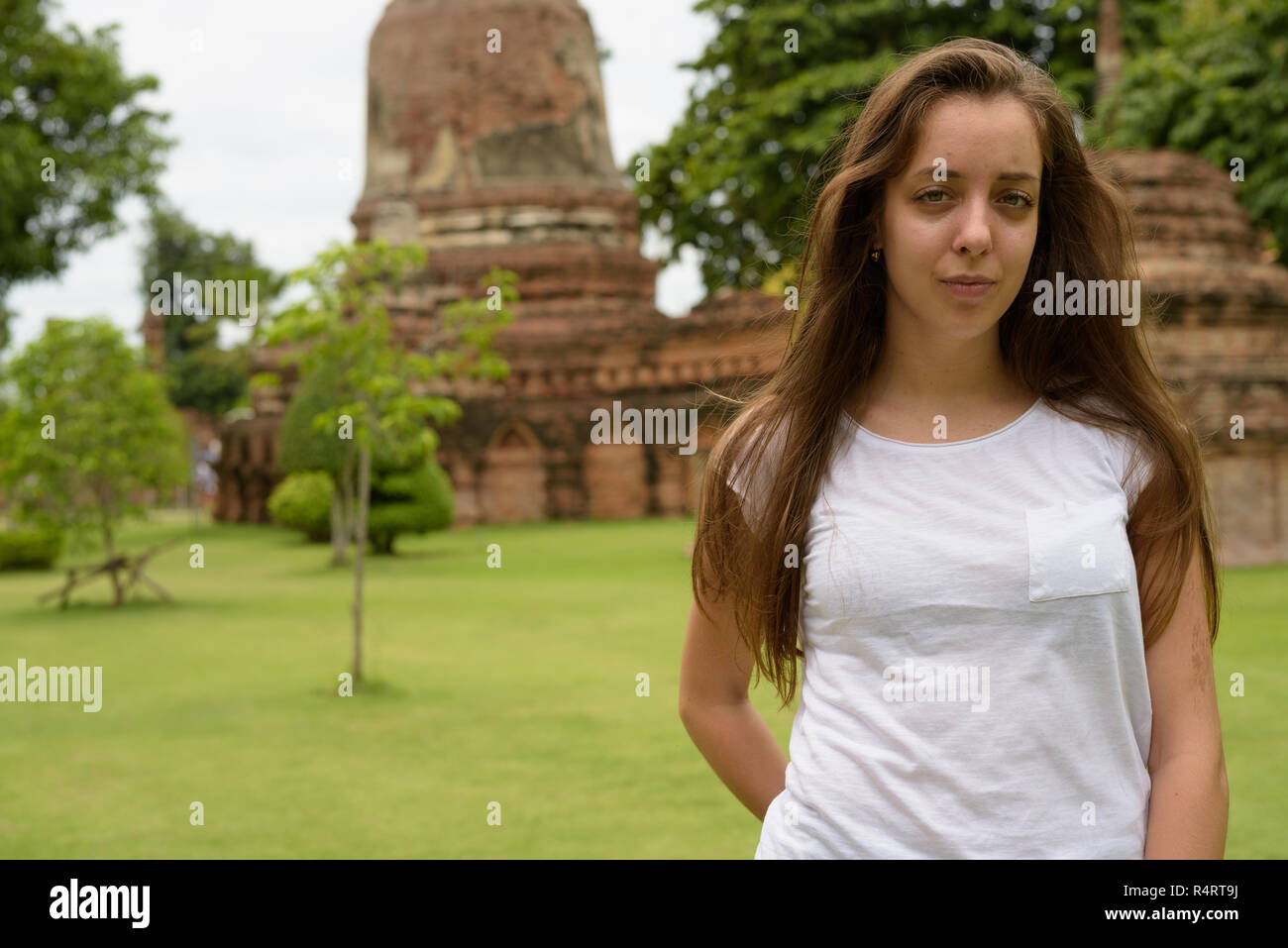 Junge schöne touristische Frau in Urlaub in Ayutthaya, Thailand Stockfoto