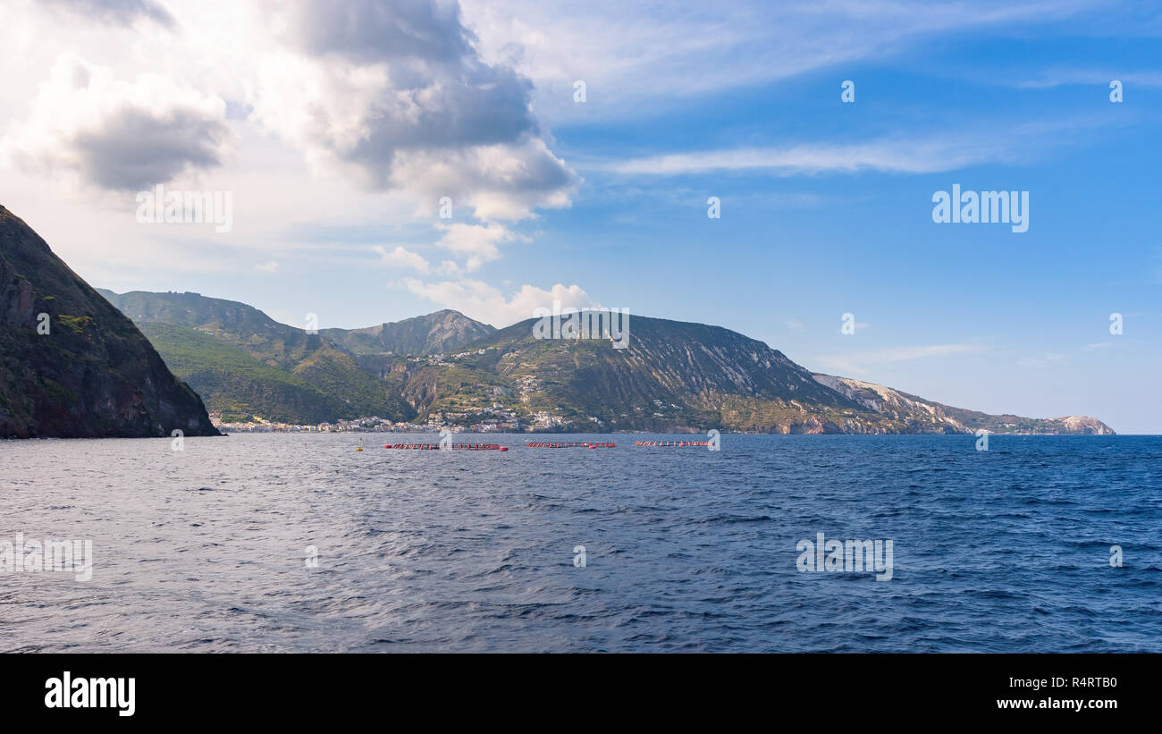 Insel Lipari vom Meer aus gesehen, Äolische Inseln, Italien Stockfoto