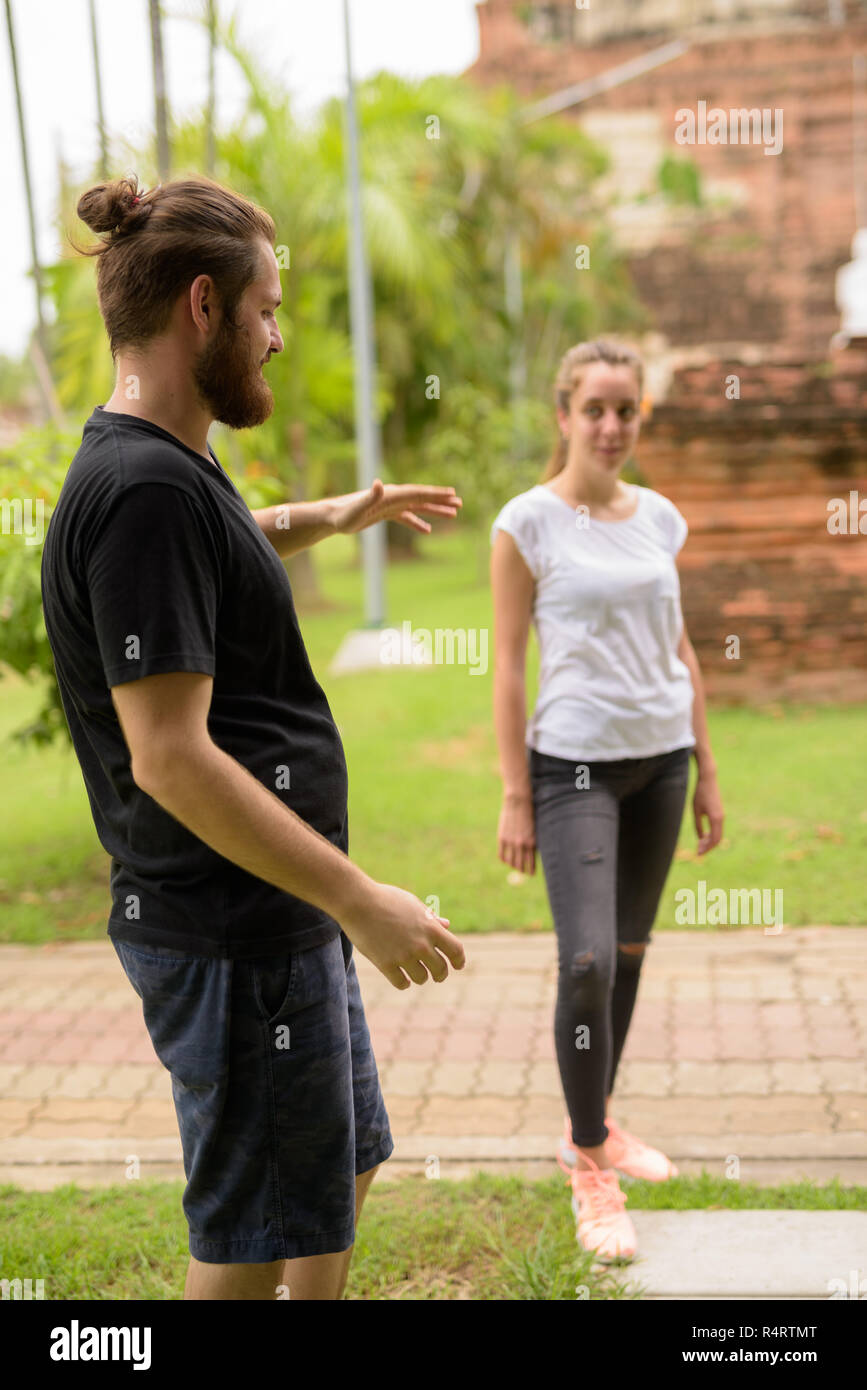 Junge touristische Paar gemeinsam Urlaub in Ayutthaya, Thailand Stockfoto