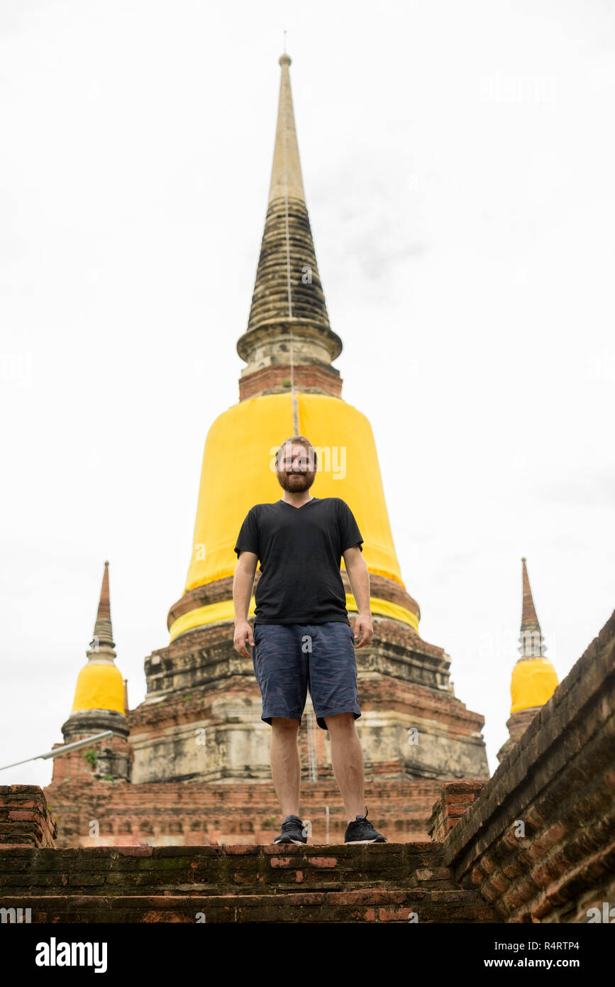 Junge Bartgeier touristische Mann in Urlaub in Ayutthaya, Thailand Stockfoto