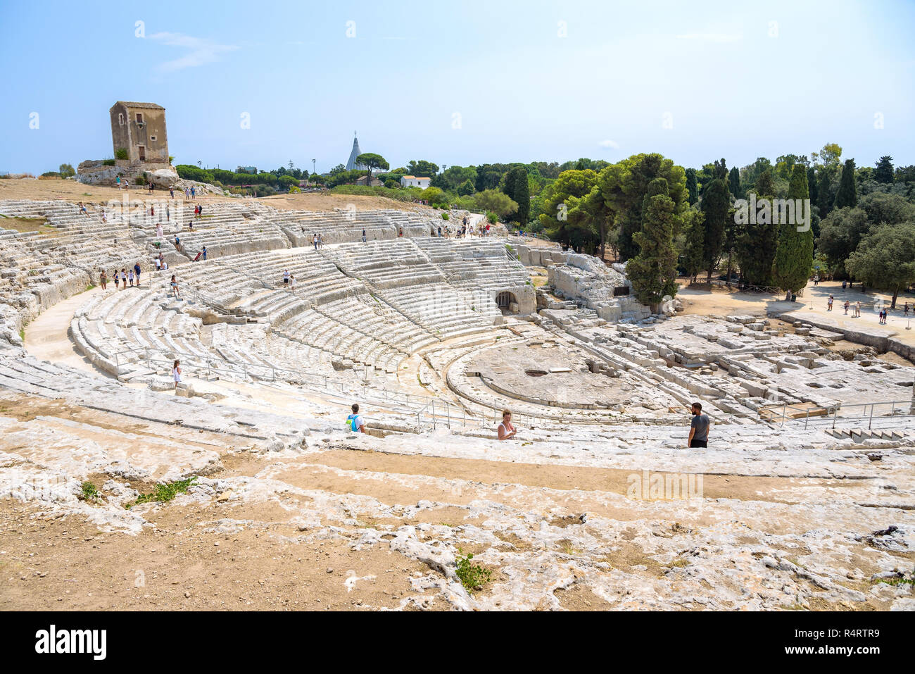 Syrakus, Sizilien, Italien - 23 August 2017: Touristen besuchen die antiken griechischen Theater von Syrakus Stockfoto