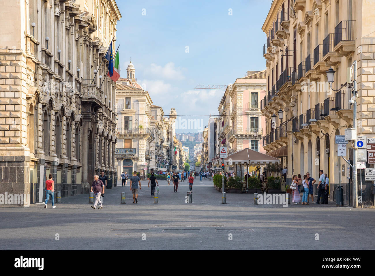 Catania, Sizilien, Italien - 23 August 2017: Menschen auf der Straße Via Etnea in Catania Downtown Stockfoto