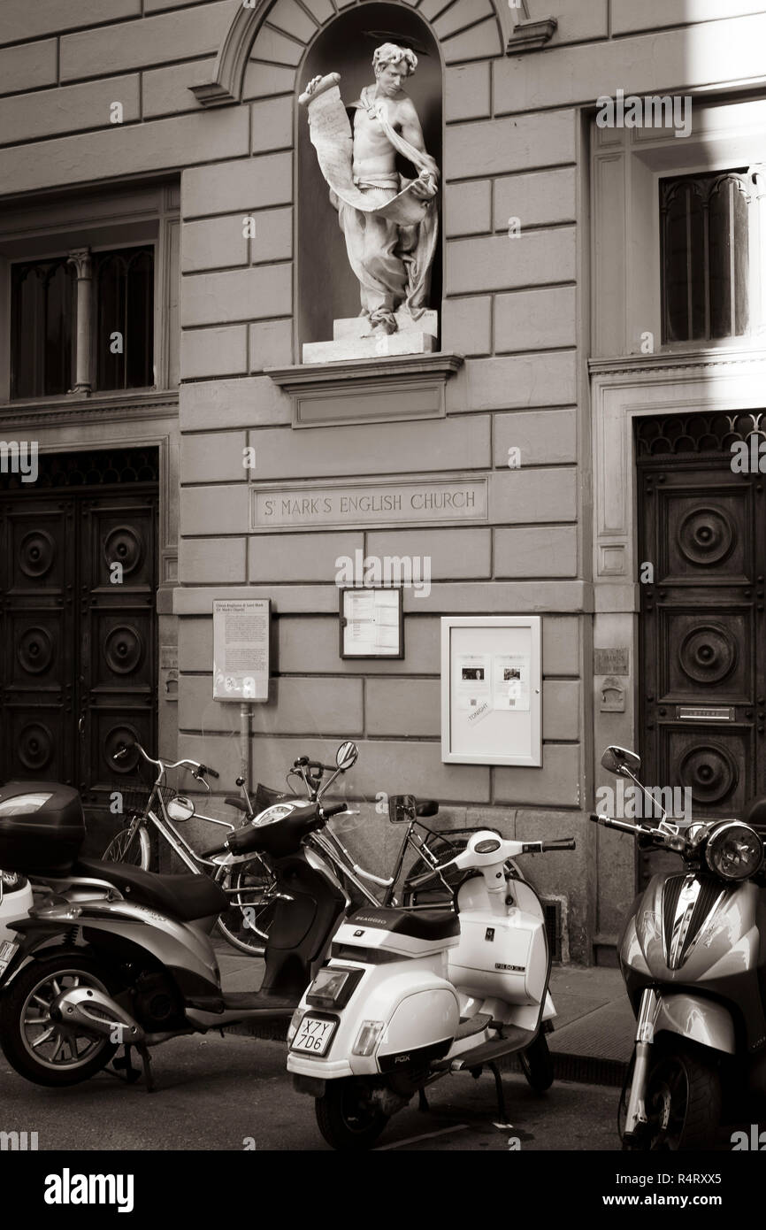 St Mark's Englische Kirche, Mopeds draußen geparkt, Florenz, Italien. Stockfoto