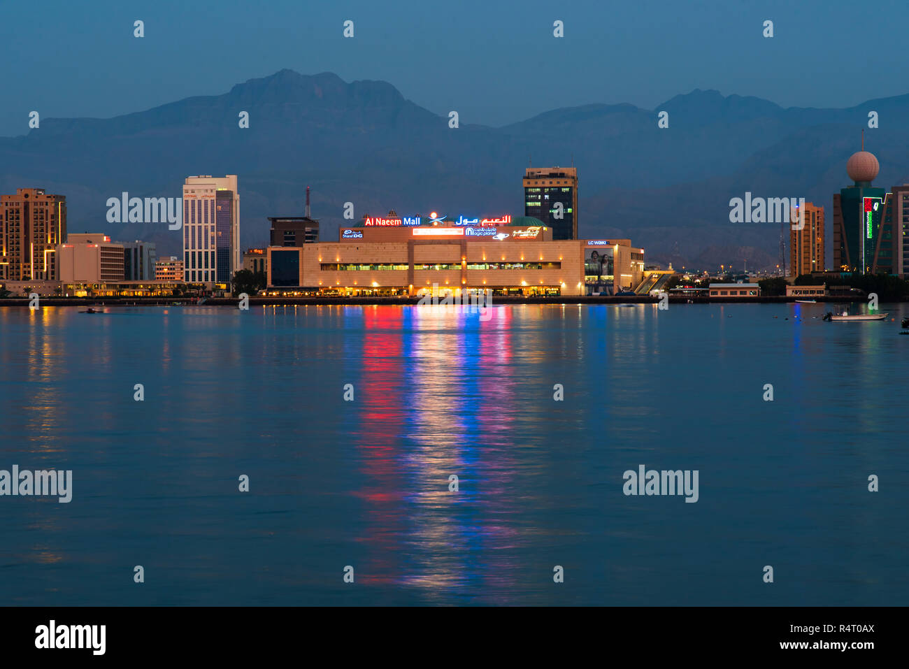 Ras Al Khaimah, Vereinigte Arabische Emirate - 27. November 2018: Naeem Mall in Ras Al Khaimah Downtown in den Bach nieder in der Nacht, im Herzen des nördlichen Stockfoto