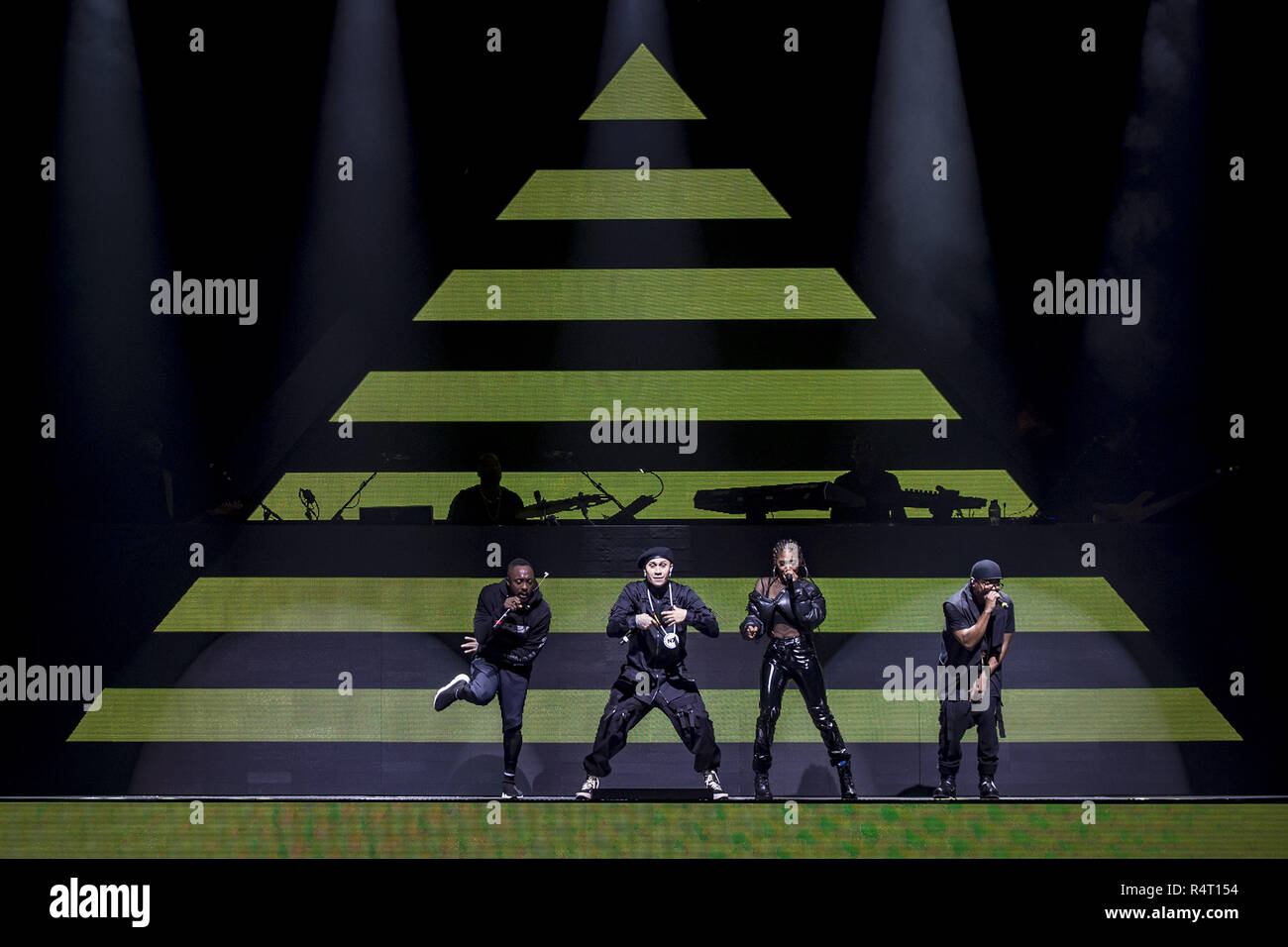 Black Eyed Peas live auf der Bühne im Eventim Hammersmith Apollo in London. Mit: Taboo, Will.i.am, Jessica Reynoso, Apl.de.ap Wo: London, Vereinigtes Königreich, wenn: 27 Okt 2018 Credit: Neil Lupine/WANN Stockfoto Black Eyed Peas live auf der Bühne im Eventim Hammersmith Apollo in London. Mit: Taboo, Will.i.am, Jessica Reynoso, Apl.de.ap Wo: London, Vereinigtes Königreich, wenn: 27 Okt 2018 Credit: Neil Lupine/WANN Stockfoto