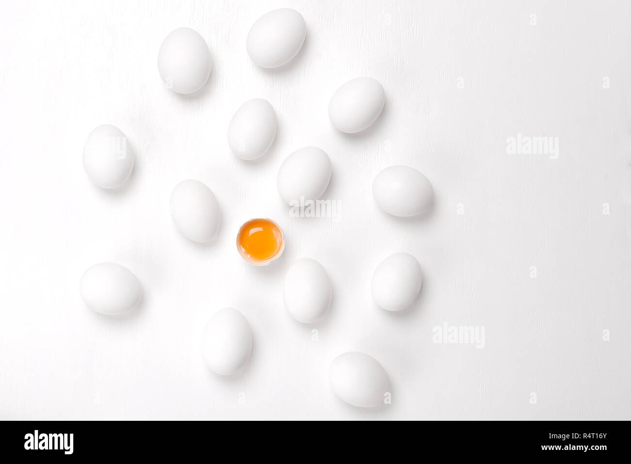 Eier, frisch, unversehrt und eine kaputte Ei mit gelben Dotter auf weißem Hintergrund. Gesunde Ernährung Konzept der produzieren biologisch angebaut. Kann als Co verwendet werden. Stockfoto