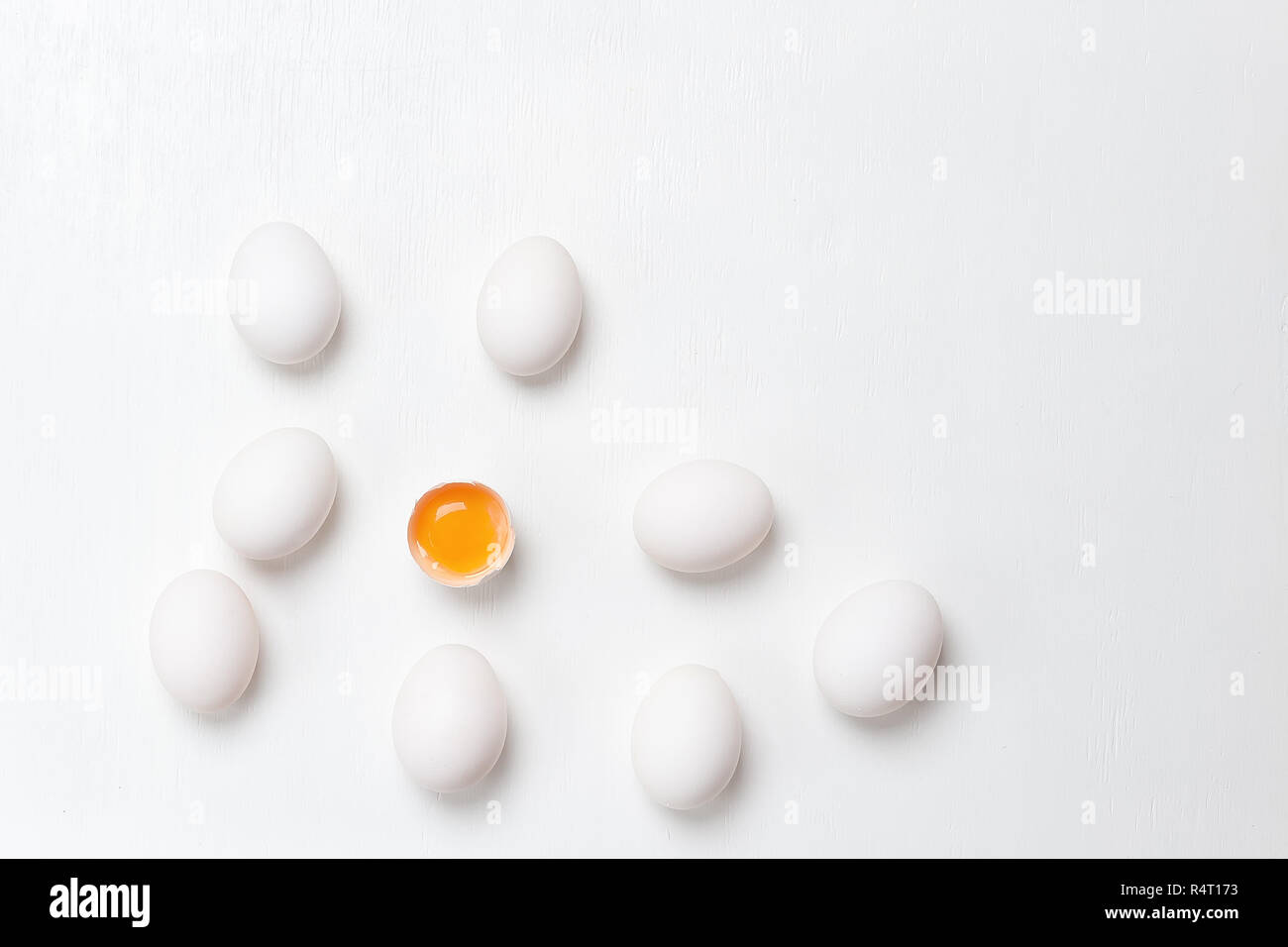 Eier, frisch, unversehrt und eine kaputte Ei mit gelben Dotter auf einem weißen Hintergrund. Gesunde Ernährung Konzept. Stockfoto