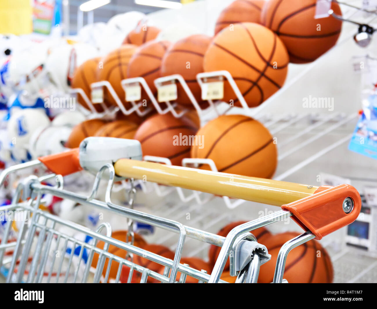 Einkaufswagen und Basketbälle in der sport Store Stockfoto