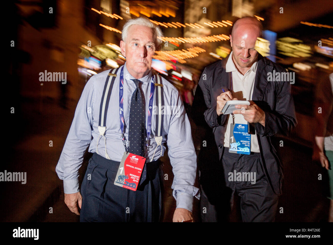 Roger Stone beantwortete Fragen des schwedischen Journalisten Martin Gelin auf der Republikanischen Nationalkonvent in Cleveland im Jahr 2016, wo Donald Trump als republikanischer Präsidentschaftskandidat nominiert wurde. Stockfoto