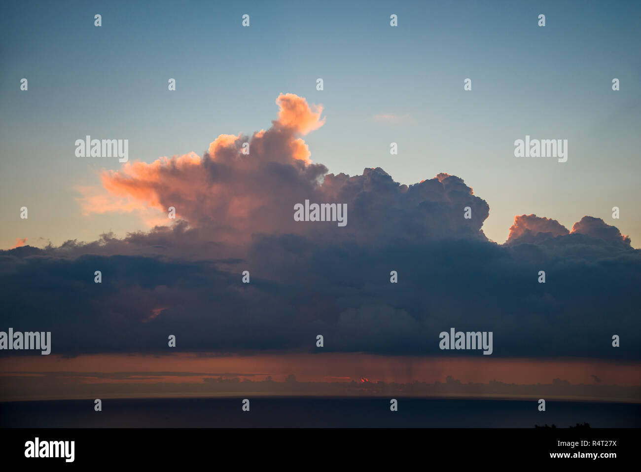 Wolken über dem Ozean Stockfoto