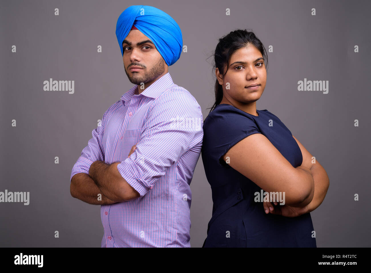 Junge indische Paare zusammen und in der Liebe mit gekreuzten Armen Stockfoto
